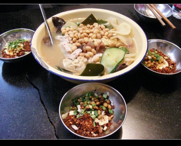 关于旅游美食的说说：发现地道美食，让旅行更快乐难忘