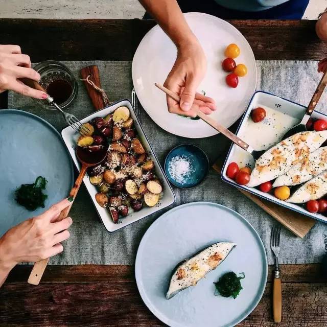 晒旅游美食的说说：轻松拍出诱人美食照，分享旅行中的美味瞬间