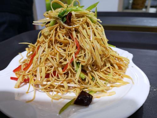 旅行中美食说说心情短语：用味蕾记录旅程，让美食点亮心情