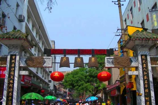 武汉旅游必去景点攻略：黄鹤楼、东湖、户部巷、长江大桥门票交通全指南