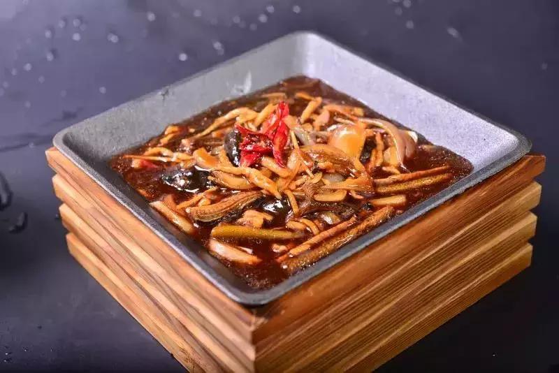 杭州当地人爱去的美食街：避开游客，寻找地道杭帮菜与隐藏小吃