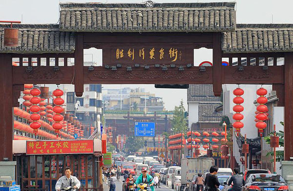 杭州美食街哪条最火？带你轻松打卡河坊街、胜利河、高银街、中山中路，吃遍地道美食不踩坑