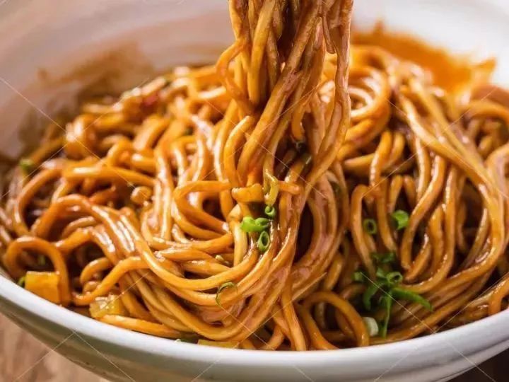 武汉旅游必吃的小吃攻略：热干面、豆皮、汤包等经典美食一网打尽，轻松尝遍地道江城味