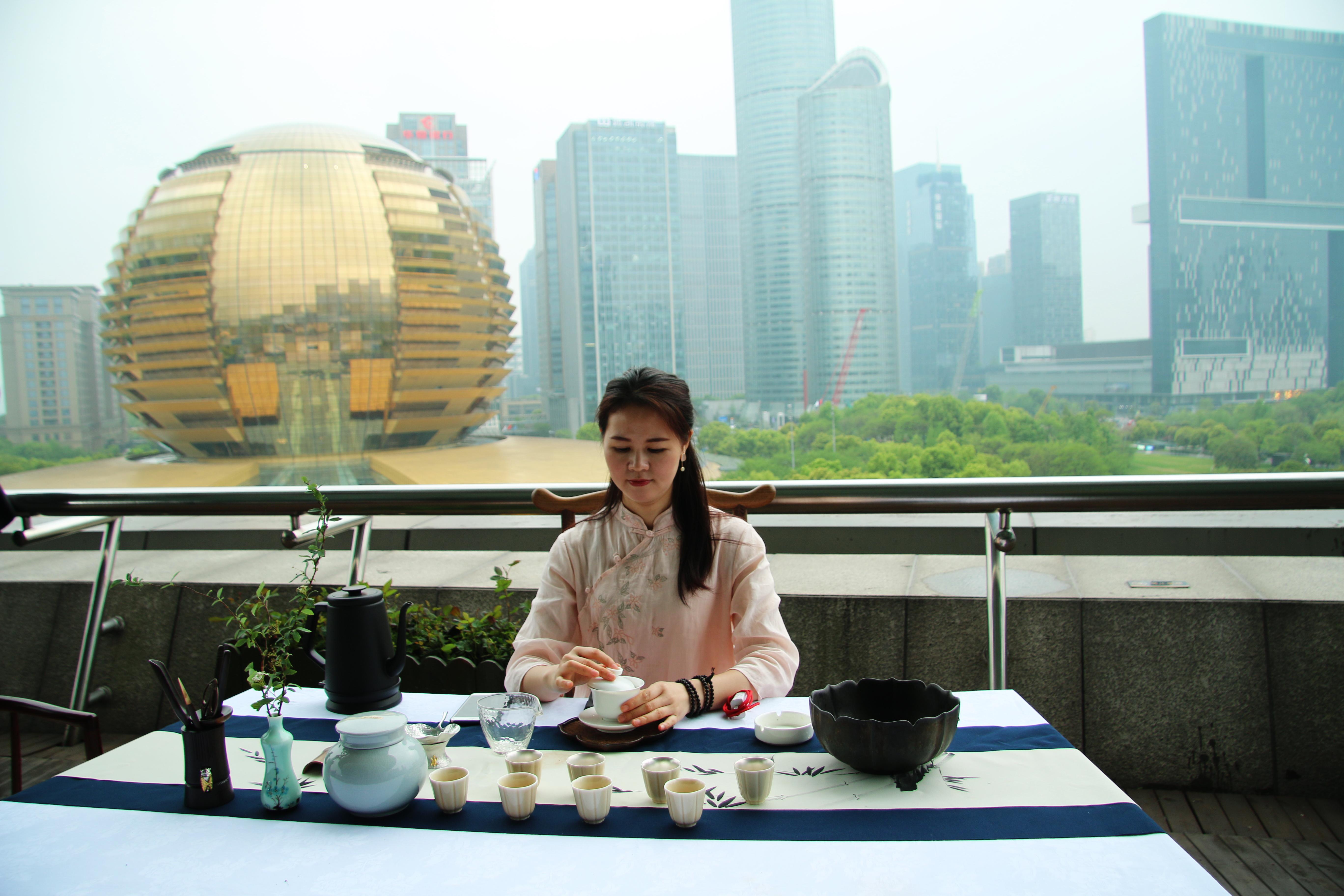 杭州旅游攻略好吃的：必尝美食清单与地道餐厅推荐，让你轻松吃遍杭城